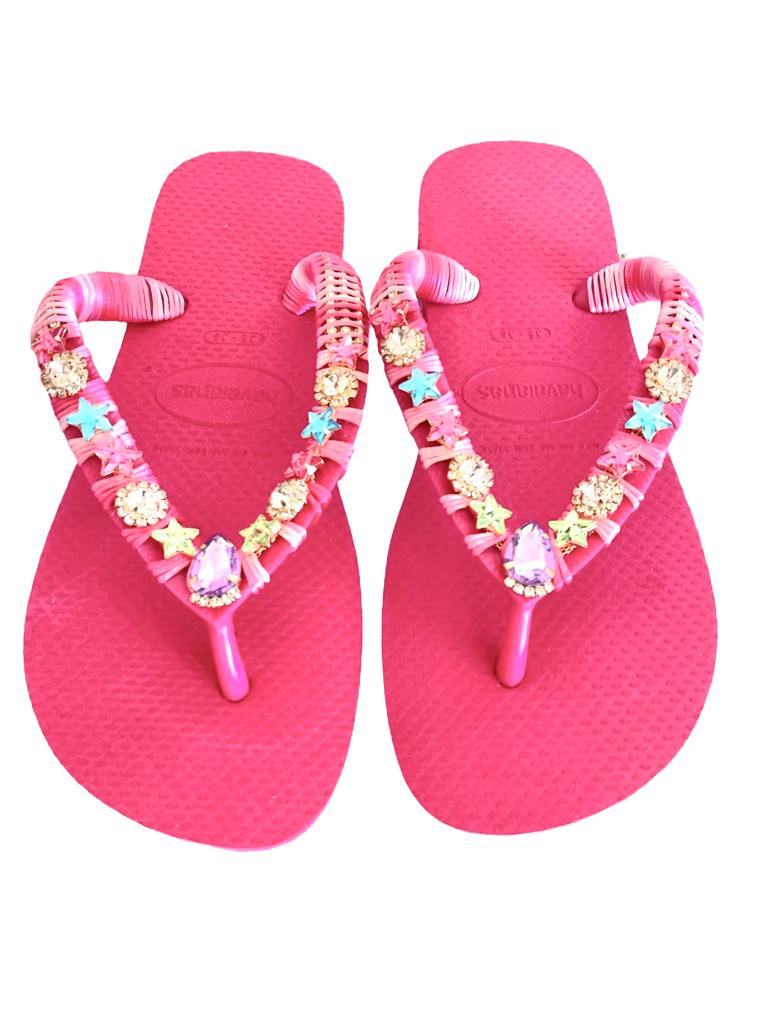 Infradito Havaianas fucsia con stelline rosa, azzurro e verde. Con pietre viola e oro.